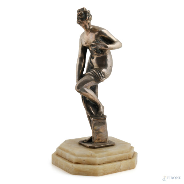 Venere al bagno, argento su base in alabastro, altezza cm 34, peso lordo gr. 3.750, (difetti)