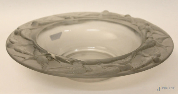 Centrotavola in cristallo con bordo a rilievo di rondini, H 7 cm, diam. 33 cm.