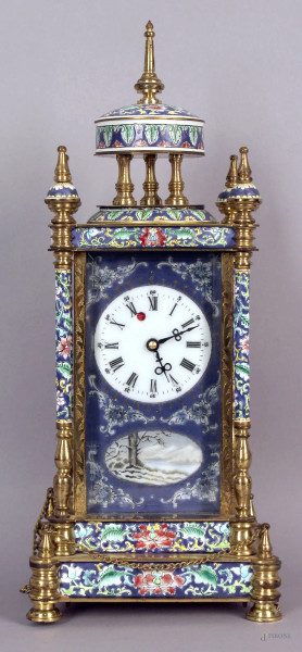 Orologio da tavolo in bronzo con quadrante e placche laterali smaltate, altezza 37 cm, XX sec, (da revisionare).