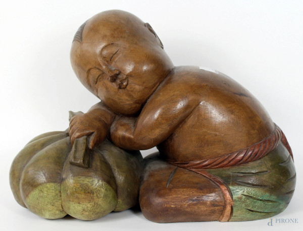 Bambino dormiente sulla zucca, scultura in legno intagliato e dipinto, cm. 32x50x25, arte orientale, XX secolo