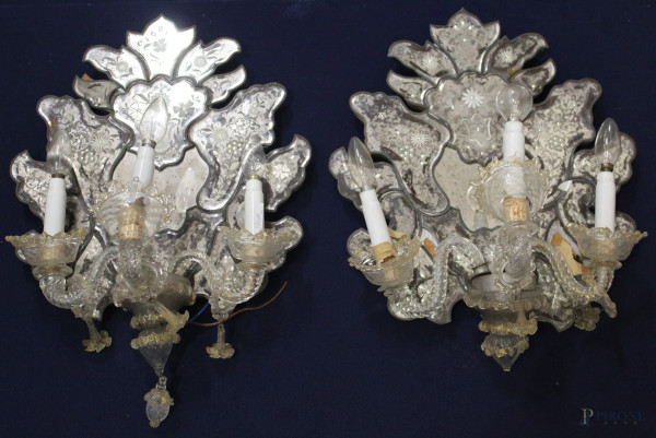 Coppia specchierine con appliques a tre luci con vetri molati, Venezia XIX sec, (Piccoli difetti), h.57cm
