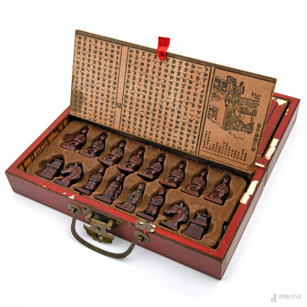 Cofanetto in legno laccato con decoro a dragoni contenente scacchiera e vani con pedine in legno per il gioco degli scacchi. Cina, XX secolo, misure aperto cm 4,5x23,5x24, misure chiuso cm 6,5x12x24, (segni di usura, difetti)