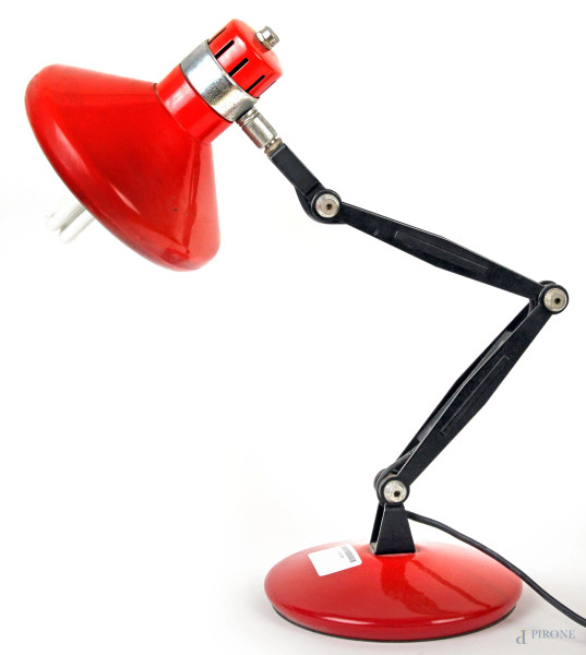 Lampada da tavolo anni '70, in metallo laccato rosso e nero, braccio flessibile, cm h 54, (filo elettrico reciso)