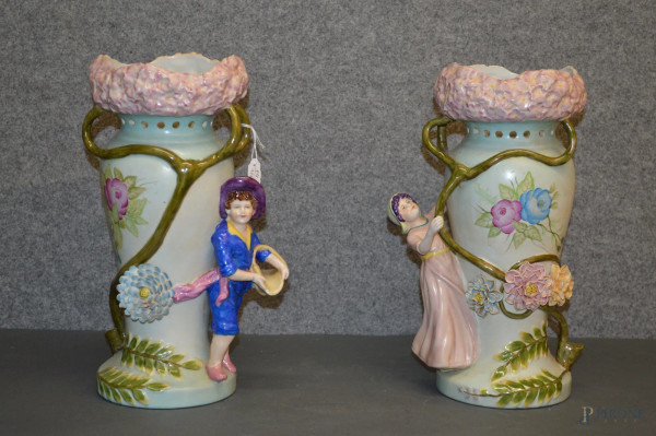 Coppia di vasi con fanciulli a rilievo in porcellana policroma, Francia periodo liberty.