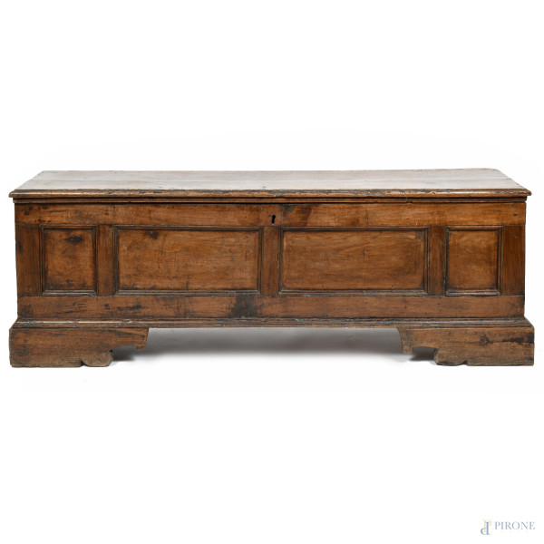Cassapanca in noce, XIX-XX secolo, cm 52x150x41,5, (segni di usura, scalfiture, rotture, difetti)