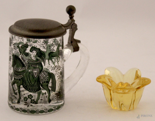 Lotto di un boccale in vetro inciso a scene di figure ed animali, finali in peltro, h. 13 cm  ed un vasetto in vetro colorato