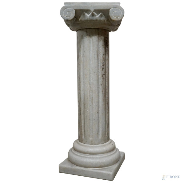 Colonnina in marmo bianco, fusto scanalato e capitello composito, cm h 74, XX secolo, (lievi difetti)