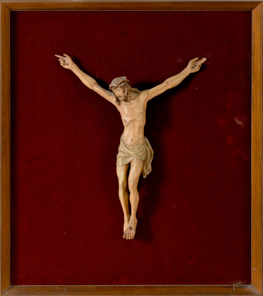 Cristo, XX secolo, scultura in legno dipinto applicata su velluto, cm 27x21 entro cornice, (lievi segni di usura)