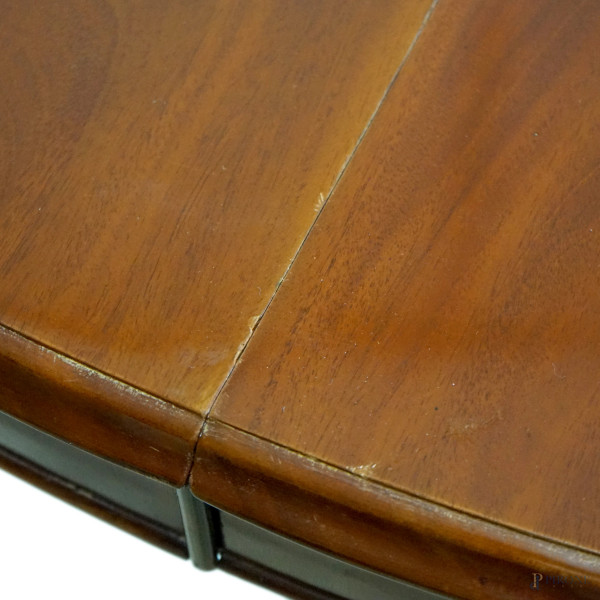 Tavolo in mogano allungabile poggiante su quattro gambe tornite, cm h77x148x122 (prolungamento 90...
