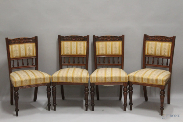 Lotto di quattro sedie in mogano con sedute e dorsali in stoffa fiorata, XIX sec.