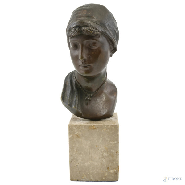 Busto femminile, XX secolo, scultura in bronzo su base in marmo, altezza complessiva cm 28, firmata al retro (segni di usura, scalfiture della base, difetti)