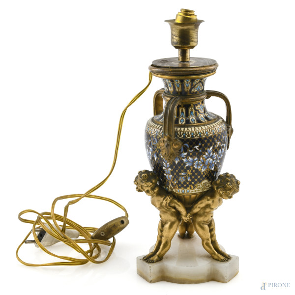 Lampada cloisonné sorretta da tre putti su base in alabastro, XX secolo, altezza cm 28, (segni di usura, difetti, da revisionare)