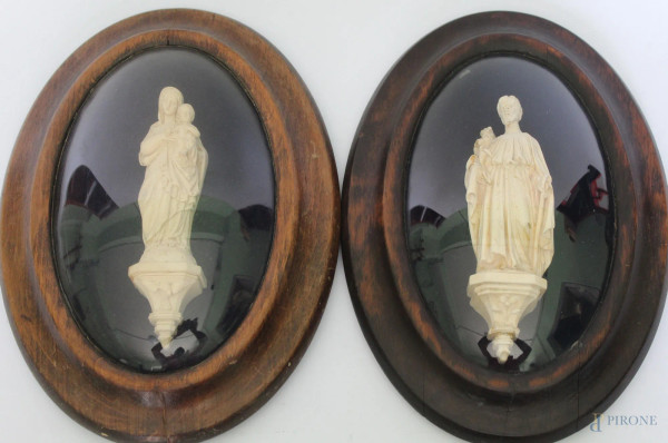 Madonna con Bambino e San Giuseppe, sculture in gesso, entro cornici, XIX sec, h. 17 cm