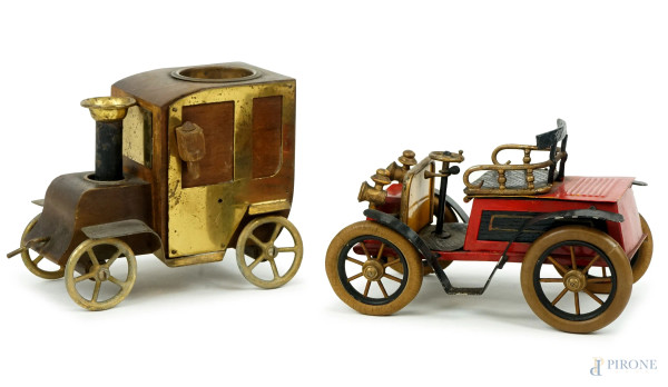 Lotto composto da due modellini di autovetture in legno, metallo e latta, misure max cm 12,5x15, (difetti).