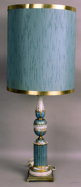 Lampada da tavolo in porcellana Sevres dipinta a decori floreali con particolari dorati, base in metallo, h. 97 cm.