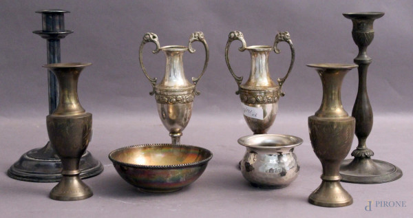 Lotto composto da quattro vasetti, due candelieri e due ciotole in metallo di epoche diverse, H massima 19 cm.