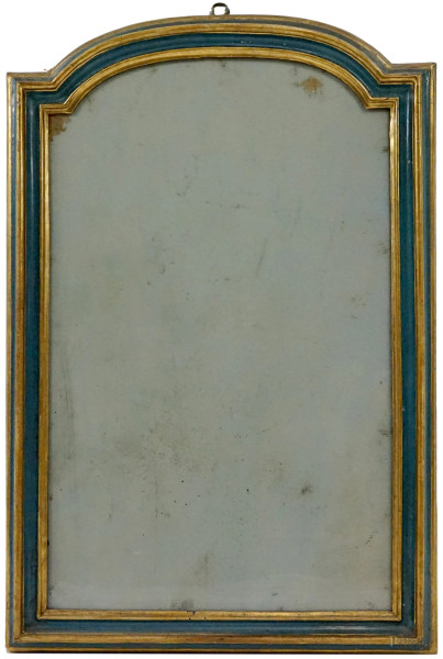 Specchiera di linea sagomata in legno dorato e laccato blu, XIX secolo, ingombro tot. cm 81x53,5, (difetti).