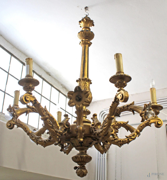 Grande lampadario in legno intagliato e dorato, a dodici luci, fusto tornito e scolpito a palmette, altezza cm. 120