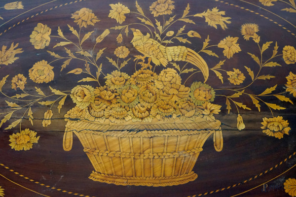 Comò olandese in mogano riccamente intarsiato a motivi floreali in entro cornici (sul piano volat...