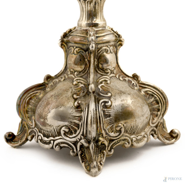 Coppia di candelieri in argento con decori cesellati, peso gr. 720, altezza cm 26