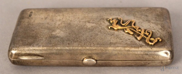 Tabaccheria in argento con applicazioni in oro basso, cm. 11,5x5,5, gr. 130, bolli Russia.