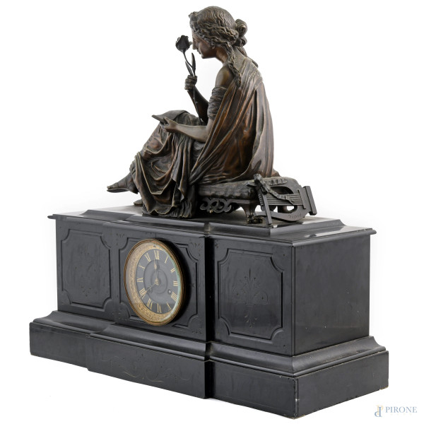 Orologio con base in marmo e scultura apicale di Saffo in bronzo. Quadrante in bronzo dorato con ...