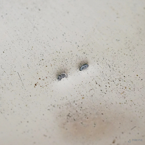 Scatola circolare in argento con corpo sbalzato e cesellato a motivi vegetali e volute, presa del...