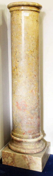 Antica colonna circolare in marmo brecciato,poggiante su base,h 130.