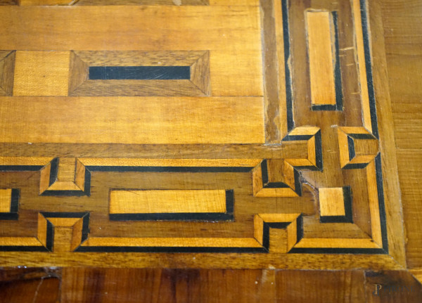 Comò in legno impiallacciato in varie essenze, Nord-Europa, fine XVIII-inizi XIX secolo, cm 94x12...