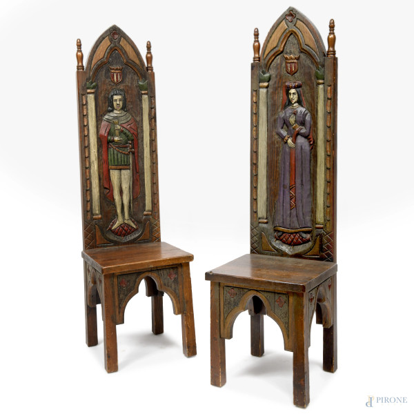 Coppia di sedie ad alto schienale cuspidato, decorato con figure in abiti medievali, Alto Adige, XX secolo, cm 140x38x40, (difetti)