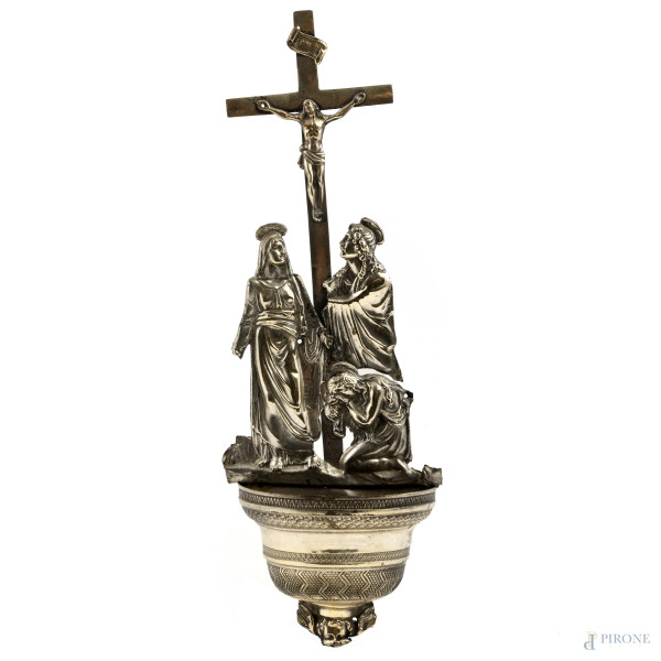 Acquasantiera in lamina d'argento raffigurante Crocifissione, altezza cm 23, peso gr 55 (segni di usura, difetti)