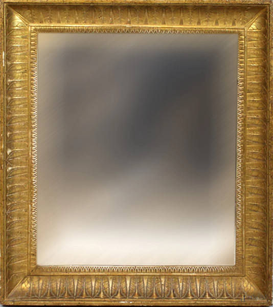 Cornice Impero, in legno dorato e intagliato a palmette, XIX secolo, ingombro altezza cm. 57,5x50, luce cm. 46,5x39