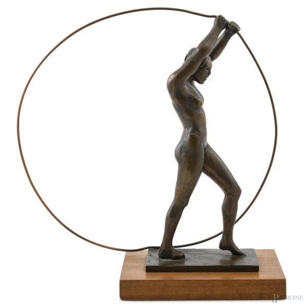 Ginnasta, scultura in bronzo su base in legno, es. 3/50, cm 33,5x32x13,5, firmata