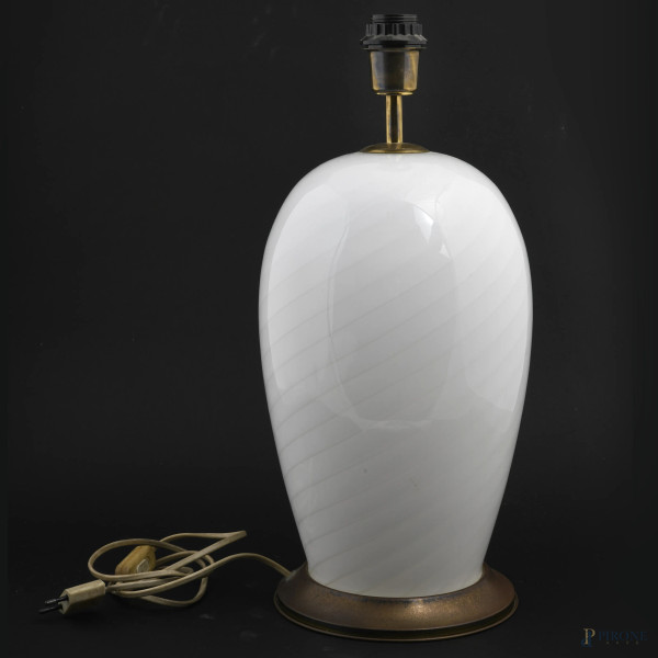 Lampada da tavolo in vetro bianco e metallo, XX secolo, altezza cm 48, (segni di usura, graffi, da revisionare)