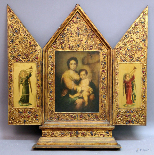 Trittico in legno dipinto con tre oleografie all'interno raffiguranti Madonna con bambino e angeli, arte fiorentina XX sec., h. cm 91x90.