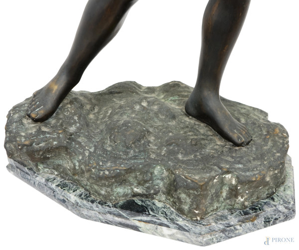Pescatorello, scultura in bronzo, base in marmo verde, a firma De Martino, cm h 111 circa