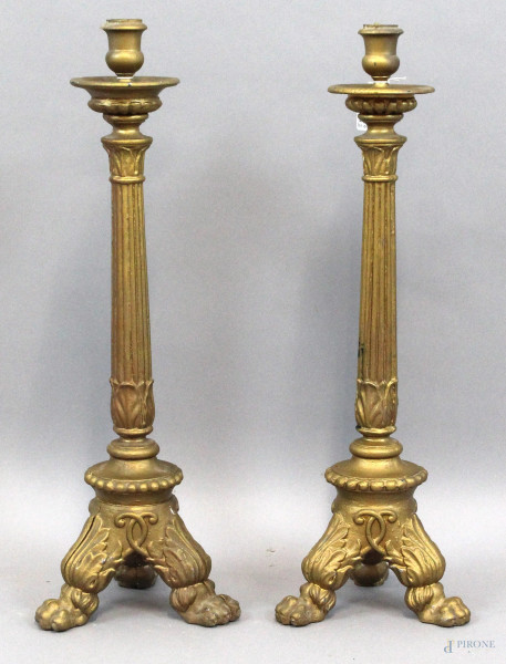 Lotto di due candelieri in ghisa, fusto scanalato, piedi a zampa ferina, altezza cm 53, XIX secolo