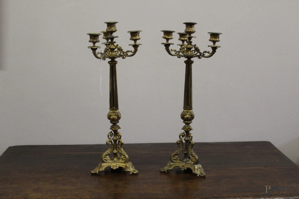 Coppia di candelieri in bronzo dorato e cesellato, colonna in ottone a quattro luci. h.50 cm, firmato XIX°sec.