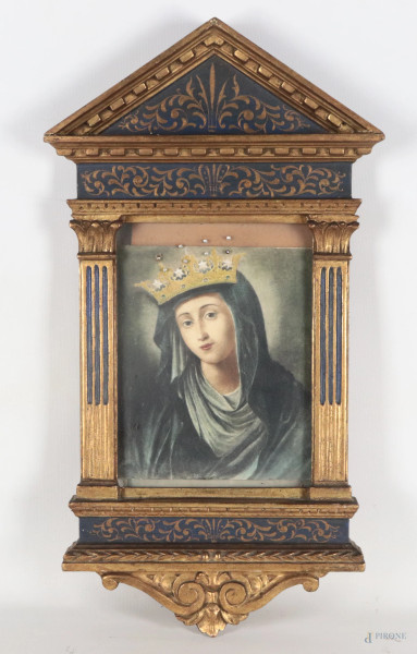 Stampa a colori raffigurante Madonna Incoronata entro cornice a tempietto in legno laccato e dorato, XX secolo, misure complessive cm 51x28, (segni di usura, difetti)