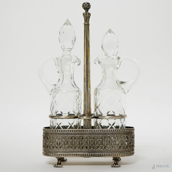 Set di olio e aceto con supporto in argento cesellato e ampolle in vetro molato, manifattura italiana, XX secolo, h cm 20,5, peso gr. 186