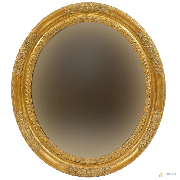 Specchiera di linea ovale in legno intagliato e dorato, Francia, XIX secolo, ingombro cm 97x82, (difetti)