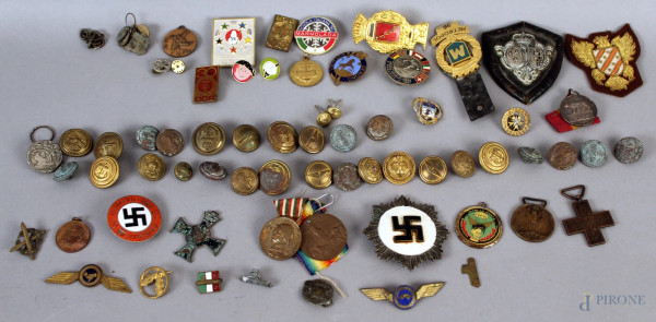 Lotto di medaglie commemorative e bottoni di epoche diverse.