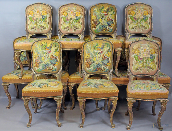 Lotto composto da dodici sedie Luigi XV in legno intagliato e dorato,rivestite in stoffa ricamata a decori floreali