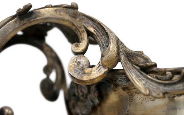 Grande centrotavola in argento, Alessandria, XX secolo, cm h 20x55x34 circa, peso gr. 3530