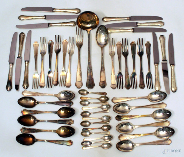 Servizio di posate in argento, composto da dodici forchette, dodici cucchiai,dodici coltelli,dodici cucchiaini e tre posate da portata.