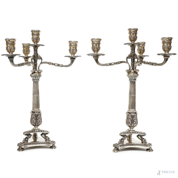 Coppia di candelabri a quattro fuochi in argento con decori a cesello, inizio XX secolo, peso gr. 2670, altezza cm 39