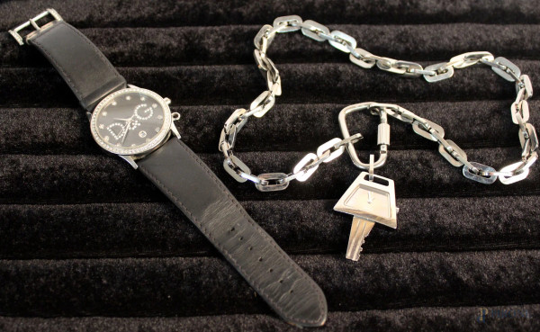 Lotto composto da un orologio da polso e da una collana con ciondolo ad orologio, in materiali diversi, marcati Dolce e Gabbana.