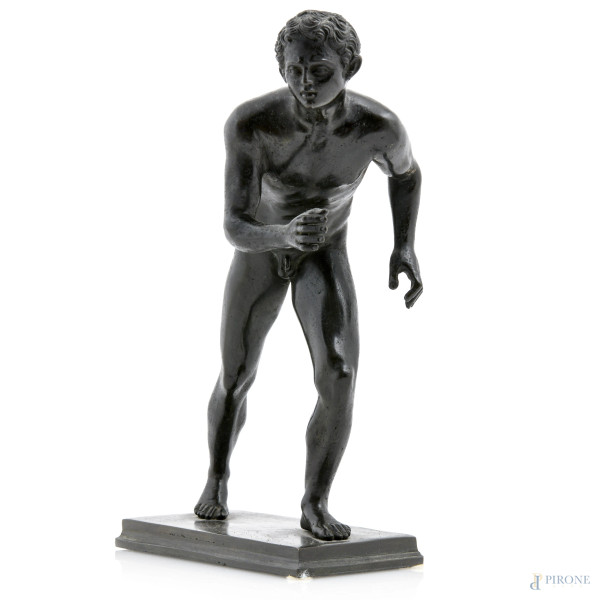 Corridore, XX secolo, scultura in metallo patinato su base in bronzo, altezza cm 22, (segni di usura, difetti)