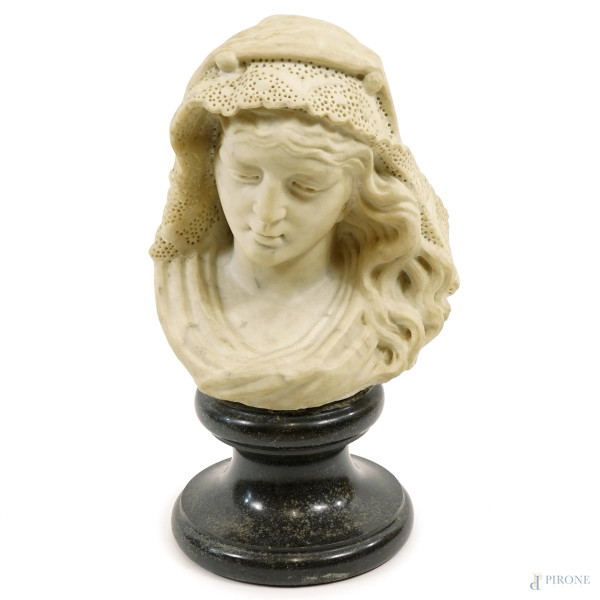 Albert Riffard (1859-1915), scultura in marmo raffigurante una figura femminile con velo, piedist...
