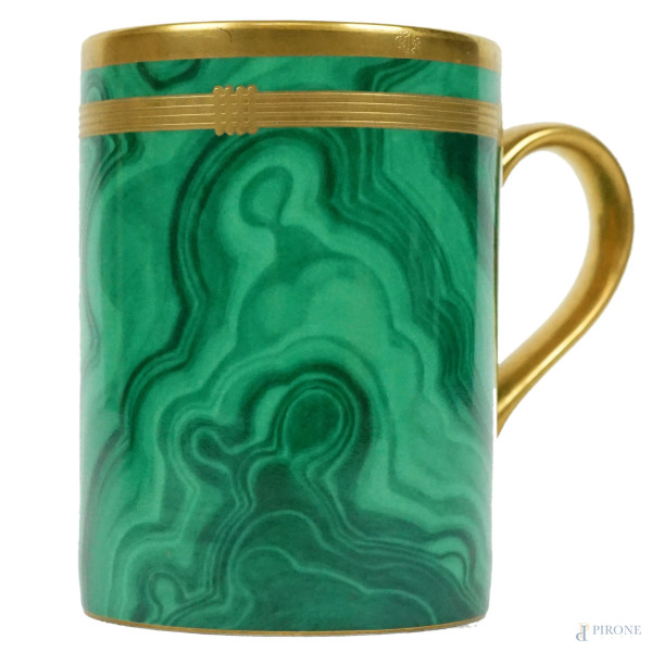 Dior, mug in porcellana con decoro a fantasia di malachite, lumeggiature dorate, cm h 10, XX secolo.